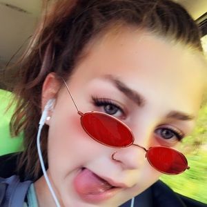 Meet your Posher, Ella